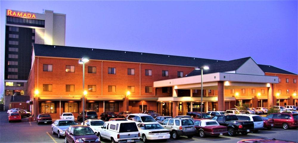 Ramada By Wyndham Topeka Downtown Hotel & Convention Center Exterior foto