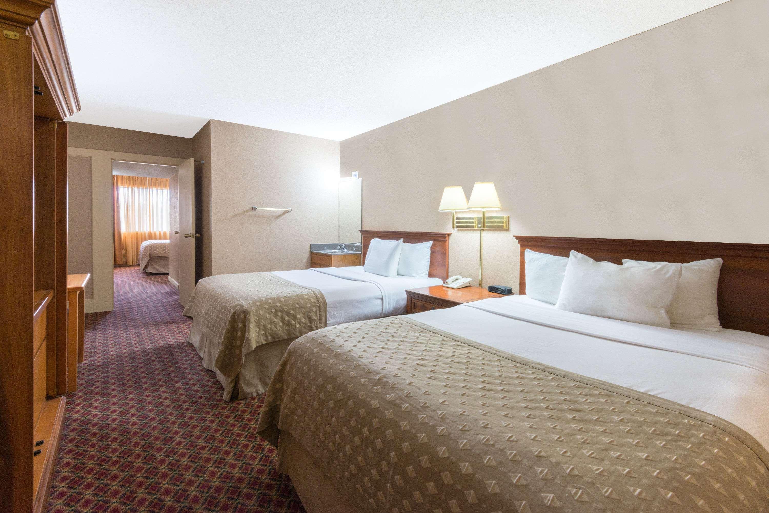 Ramada By Wyndham Topeka Downtown Hotel & Convention Center Exterior foto