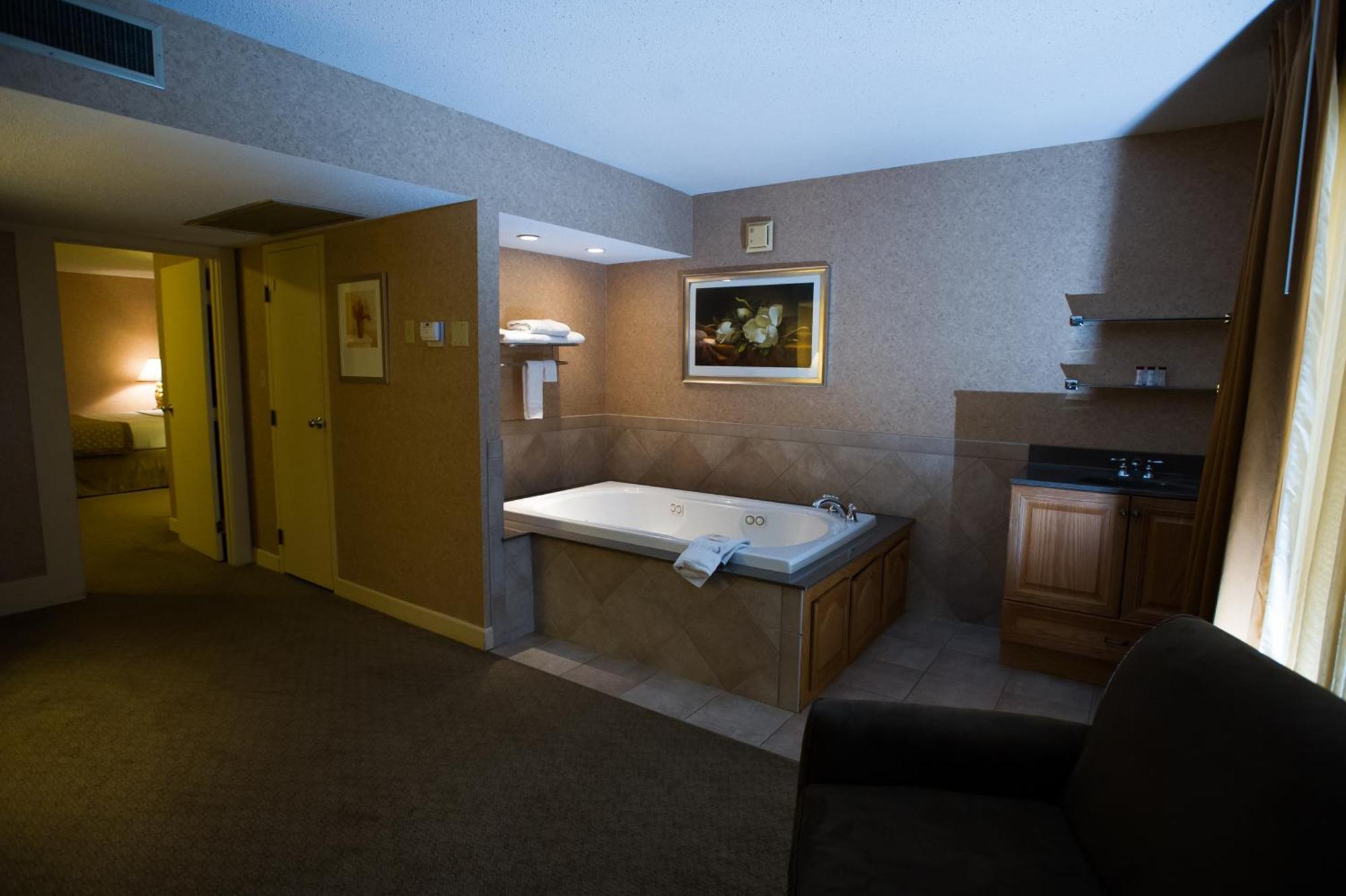 Ramada By Wyndham Topeka Downtown Hotel & Convention Center Habitación foto