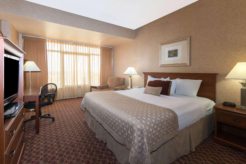 Ramada By Wyndham Topeka Downtown Hotel & Convention Center Habitación foto