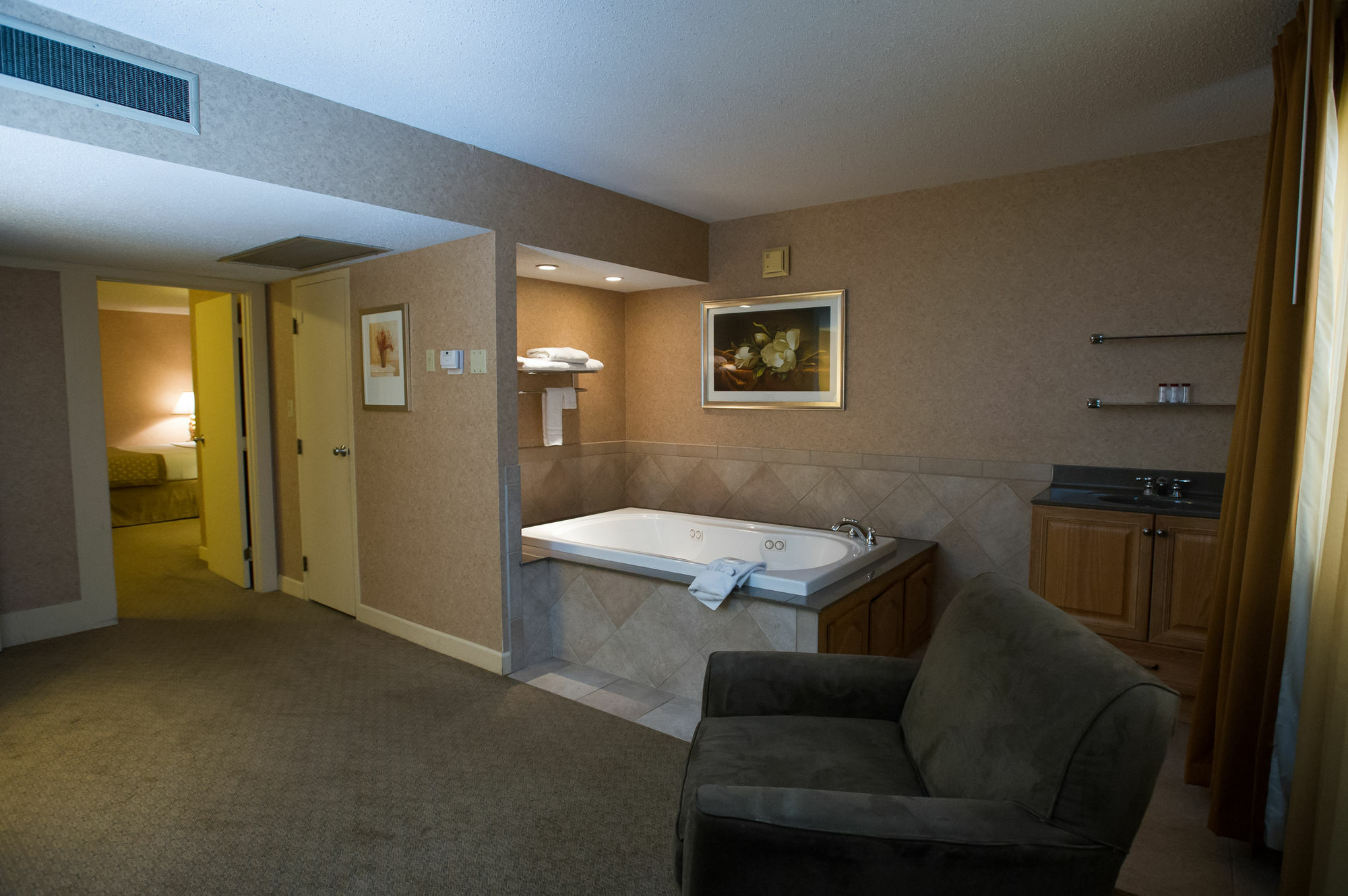 Ramada By Wyndham Topeka Downtown Hotel & Convention Center Exterior foto