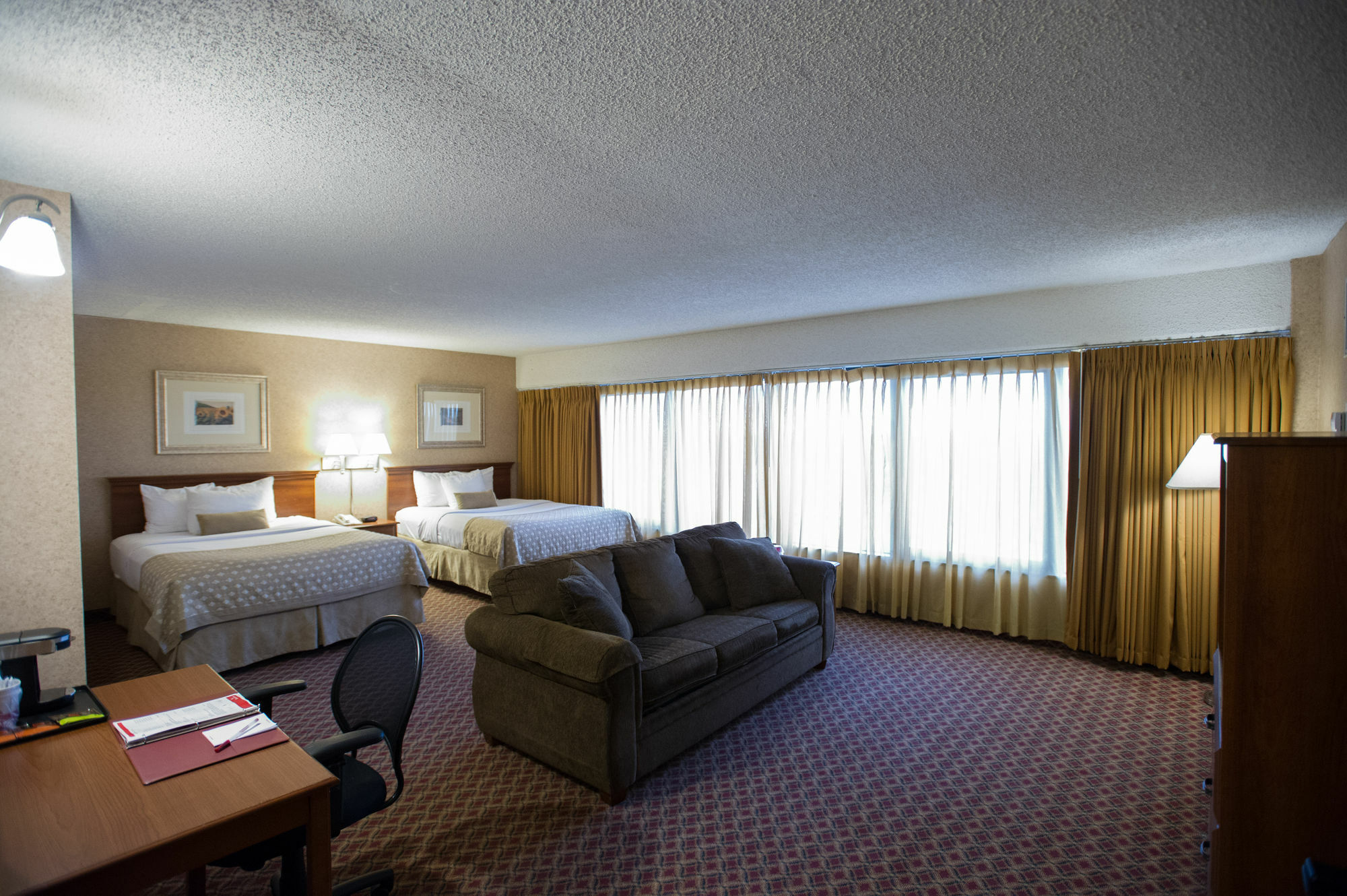Ramada By Wyndham Topeka Downtown Hotel & Convention Center Exterior foto